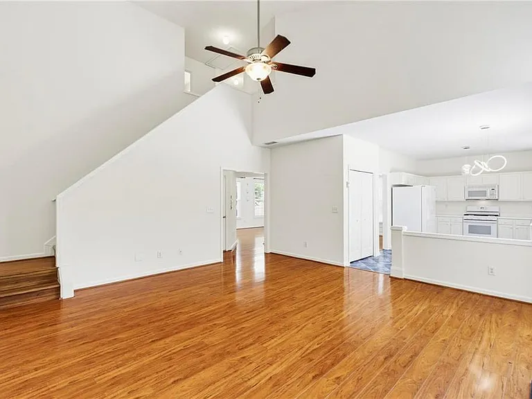 490 Chippenham Ct — Photo 12