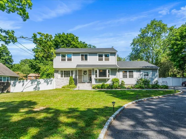 303 Maplewood Road, Huntington Station, NY 11746