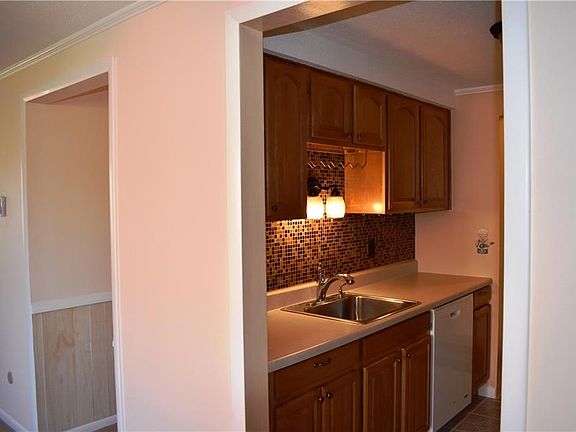 4th image of 527 Village Blvd N