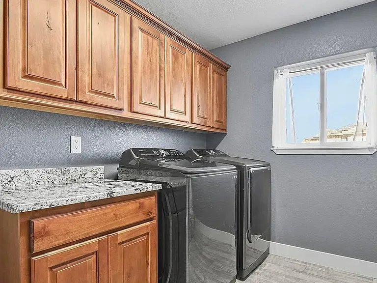 573 W Archer Plz — Photo 25