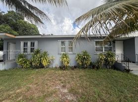 805 NE 134th St, Miami, FL