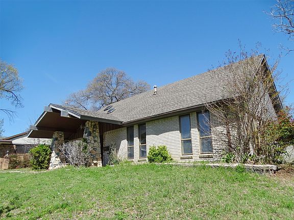 3rd image of 815 Wood River Rd