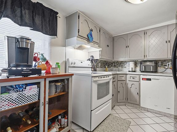 5th image of 1427 Williams St