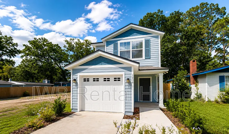 1216 Pangola Dr — Photo 1