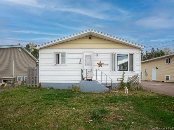 41 Vail St, Moncton, NB E1A 3L2