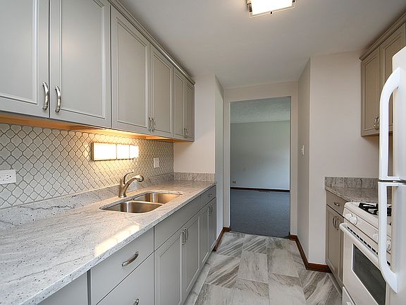 4th image of 1047 E 161st Pl