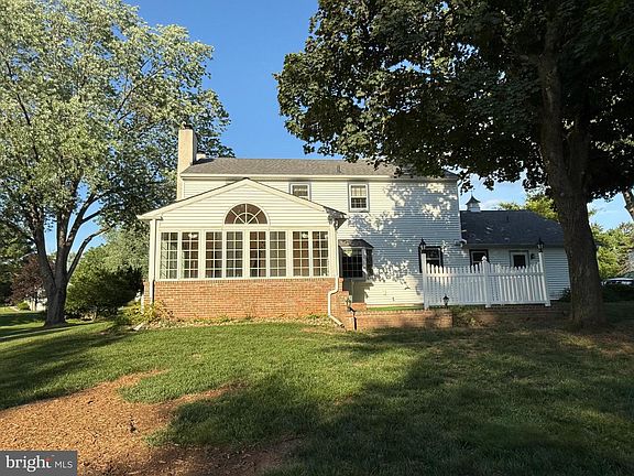 4th image of 1038 Hickory Dr