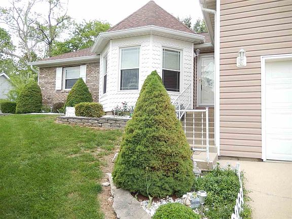 2nd image of 863 E Clover Dr