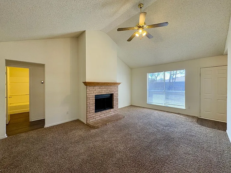 974 Parkview Cir — Photo 2