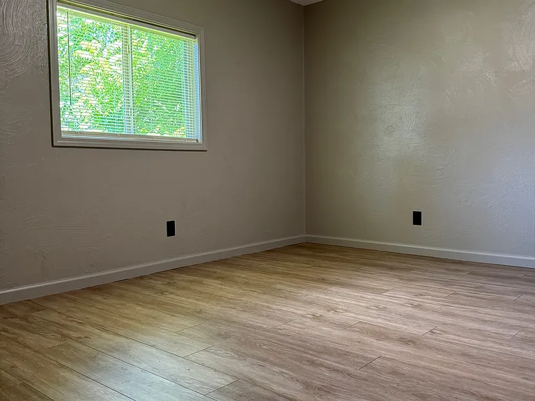 1209 Pine Ave — Photo 6