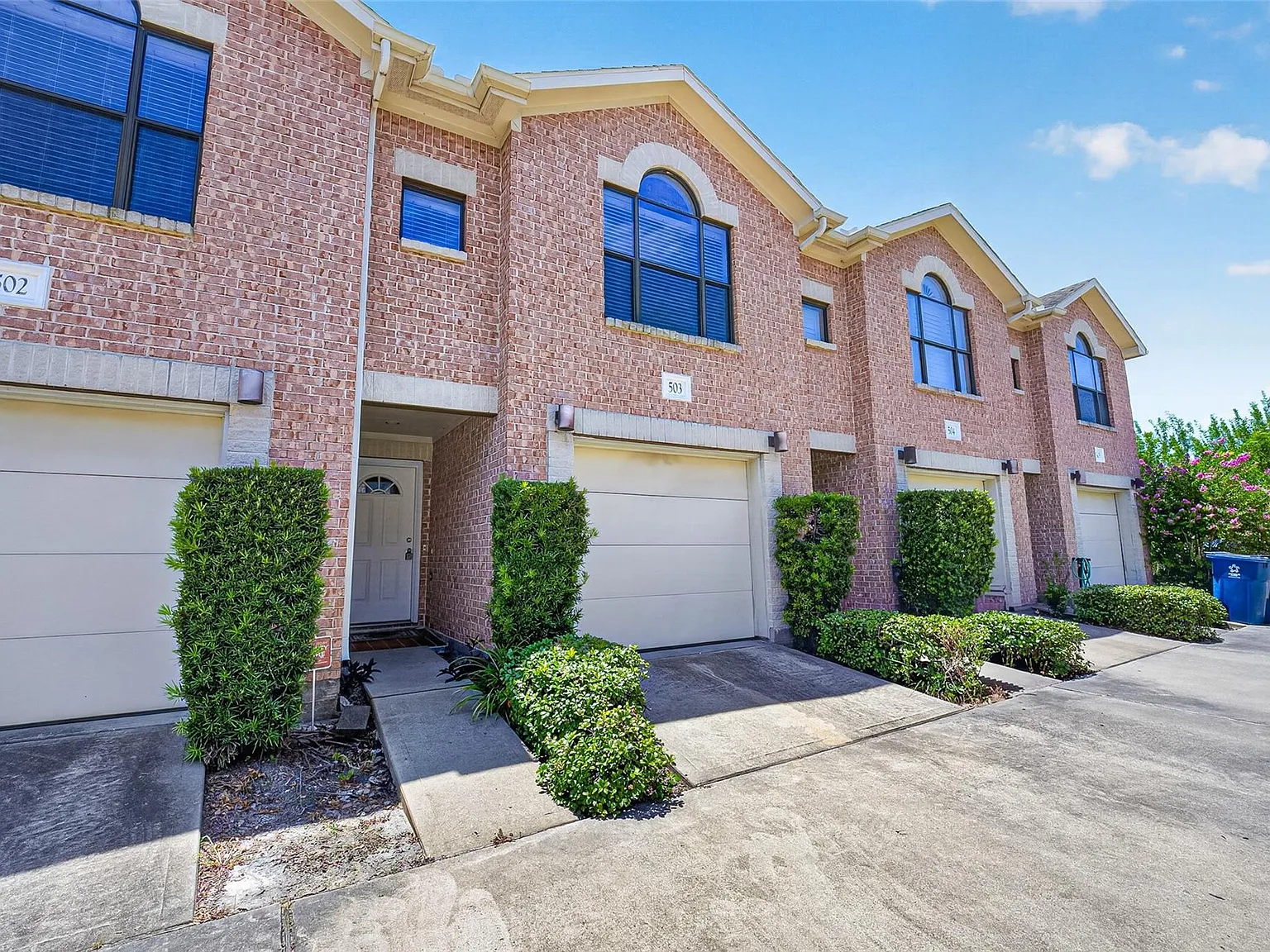 2 bed, 2.0 bath, 1030 sqft, $1,750 — Photo 2