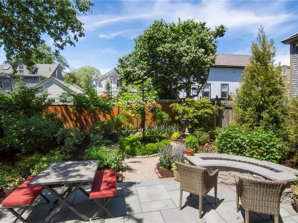 44 3rd St, Newport, RI 02840