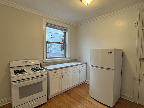 2nd image of 7518 N Seeley Ave APT 1W