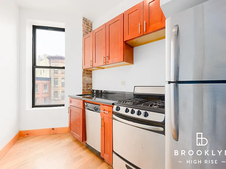 543 Madison St #3R — Photo 2