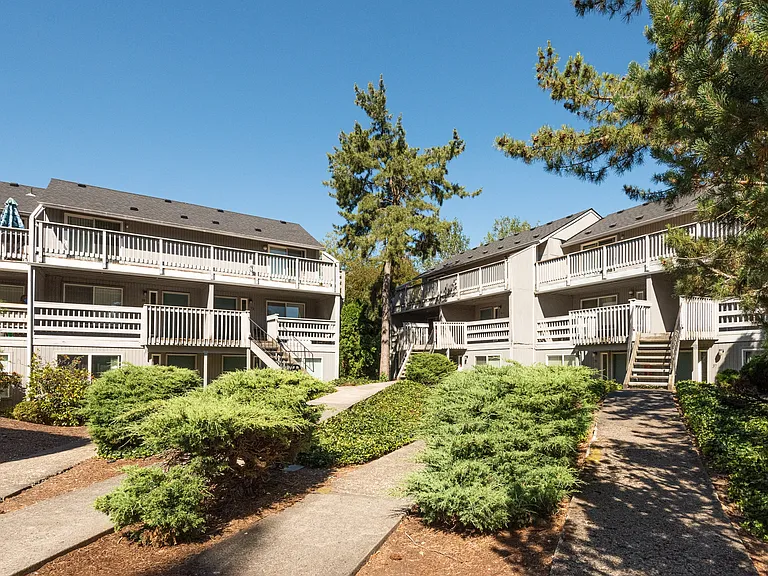 Hallmark Apartments — Photo 23