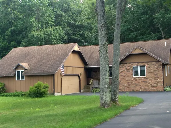 9609 Chateau St, Interlochen, MI 49643