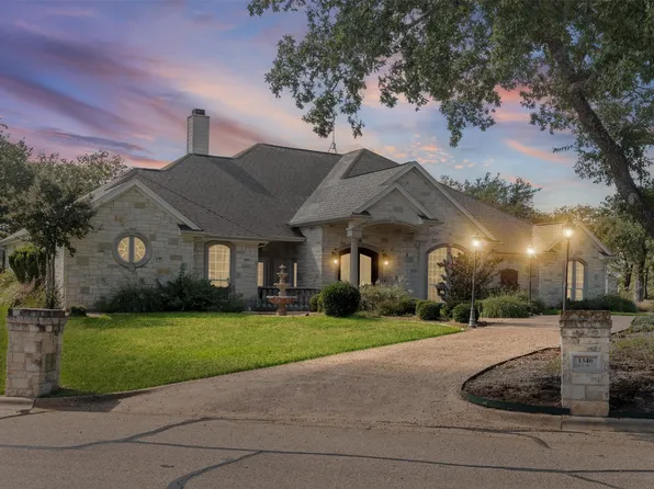 1340 Autumn Oaks Cir, China Spring, TX 76633