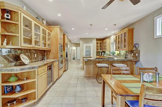 Kitchen with breakfast room