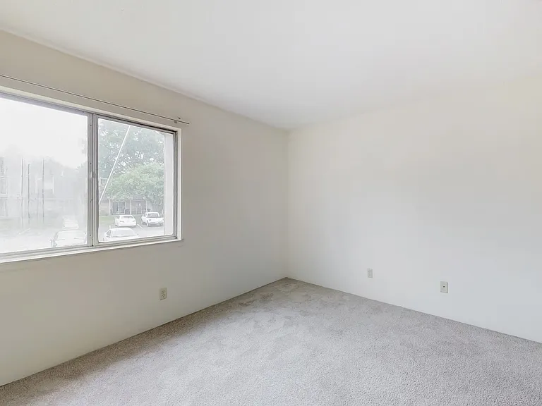 Sherwood Glen — Photo 35