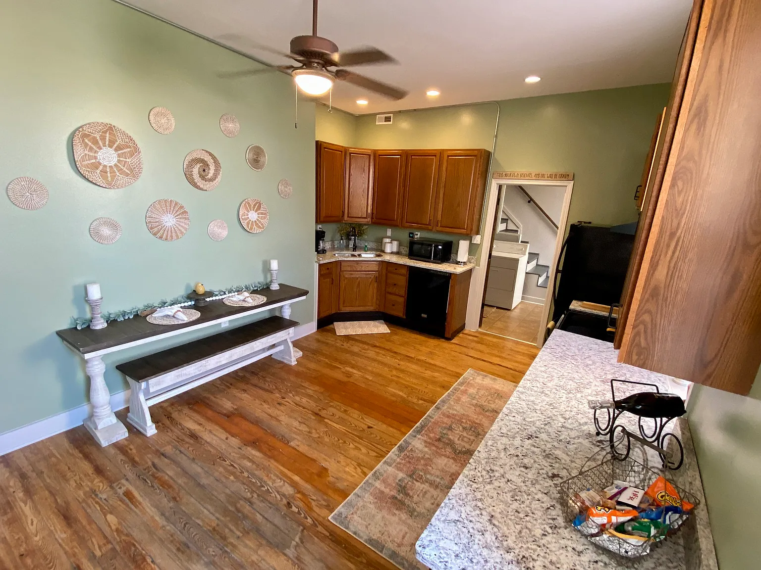 2 bed, 800 sqft, $1,600 — Photo 1