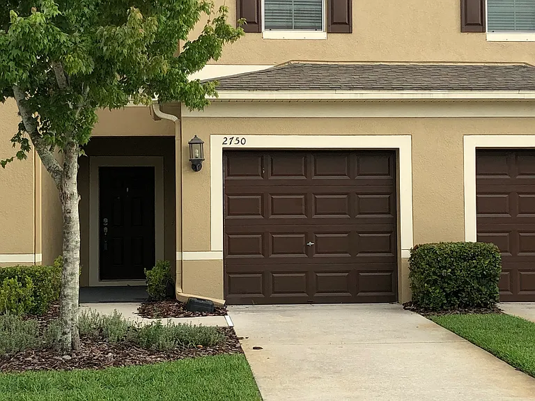 2750 Hampton Green Ln — Photo 1