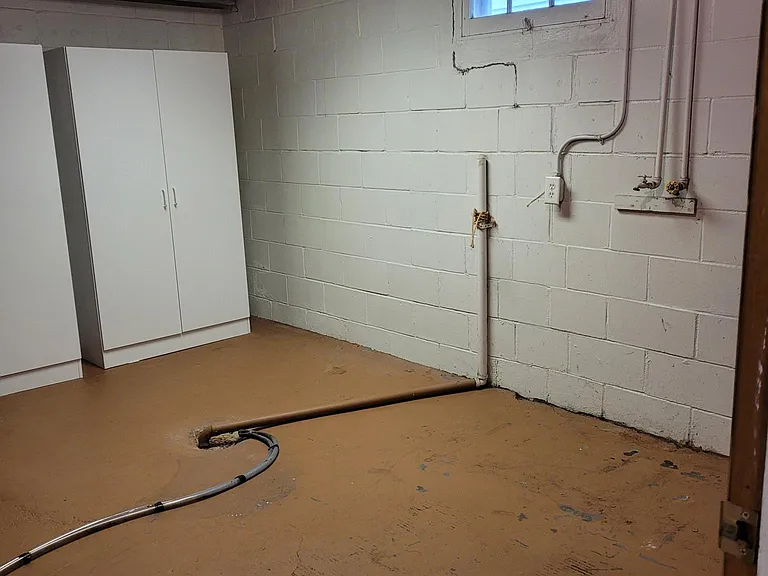 Laundry room w/ storage