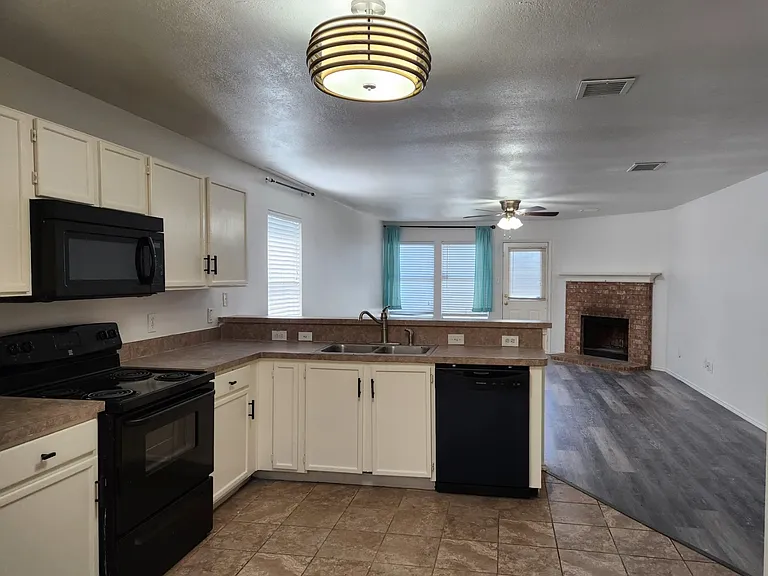 1557 Crown View Dr — Photo 15