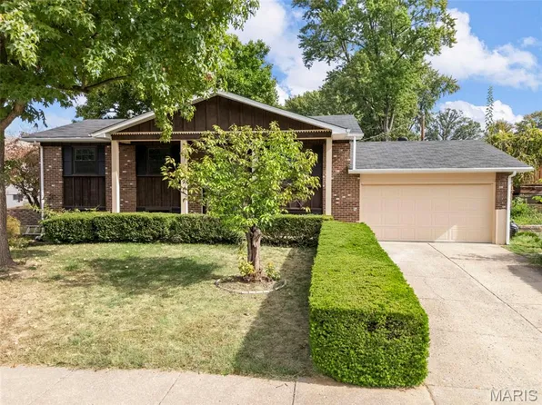2916 Mockingbird Dr, Saint Charles, MO 63301