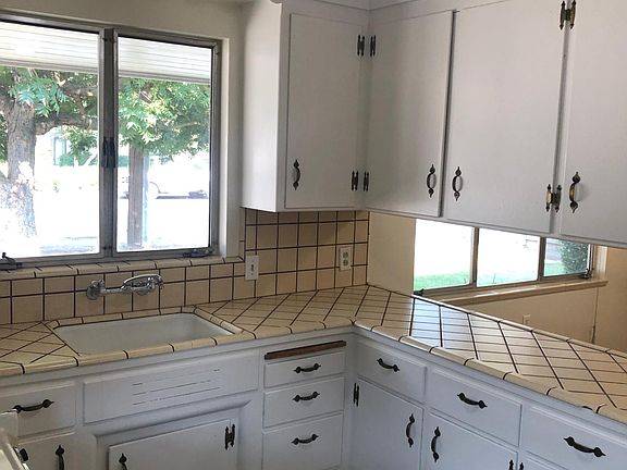 4th image of 820 Race St