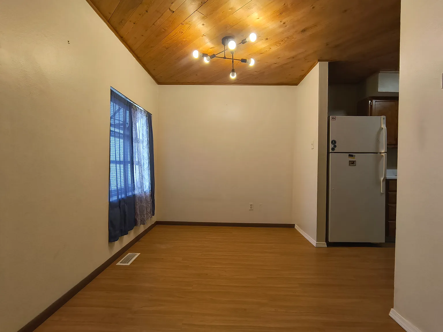 3 bed, 1.5 bath, 1500 sqft, $1,800 — Photo 4