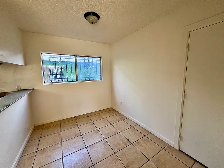 437 W Century Blvd #1 — Photo 8