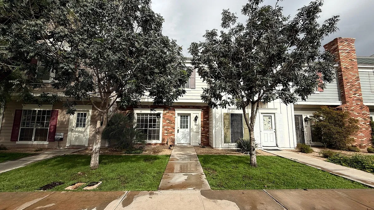 2 bed, 1.5 bath, 1200 sqft, $1,499 — Photo 2