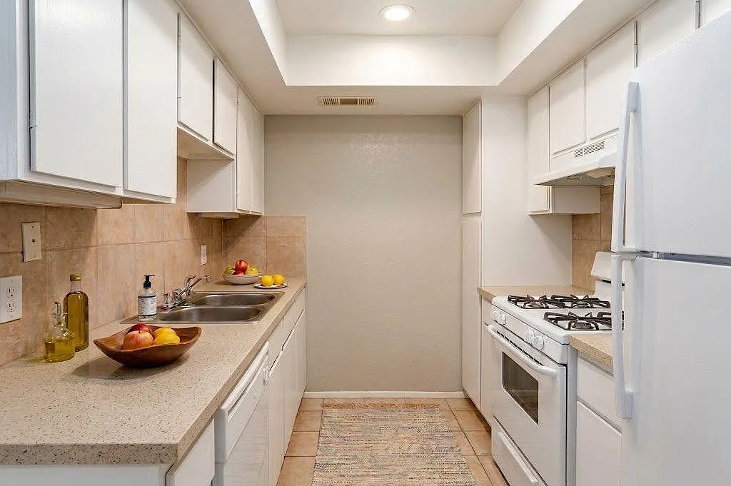 2 bed, 1.0 bath, 800 sqft, $899 — Photo 2