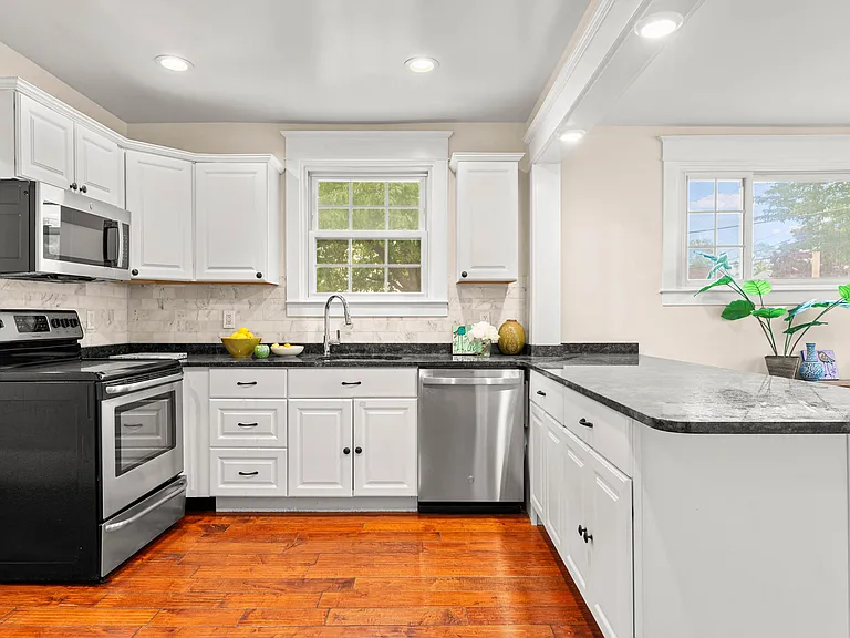 610 Saxer Ave — Photo 15
