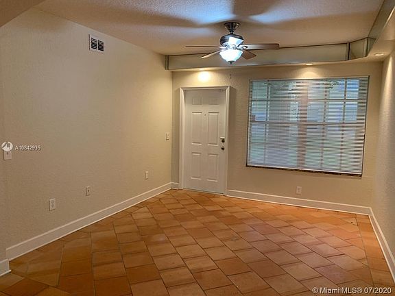 2nd image of 2009 Belmont Ln #2009