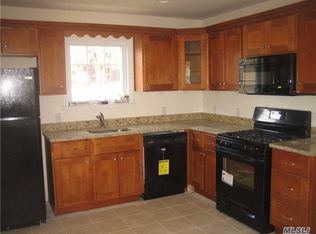 14 Lee Gray Ct, Glen Cove, NY 11542