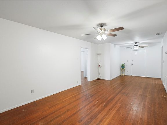 3rd image of 1821 Hawthorne Dr