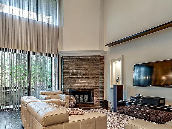 2nd image of 13214 Moorpark St APT 205