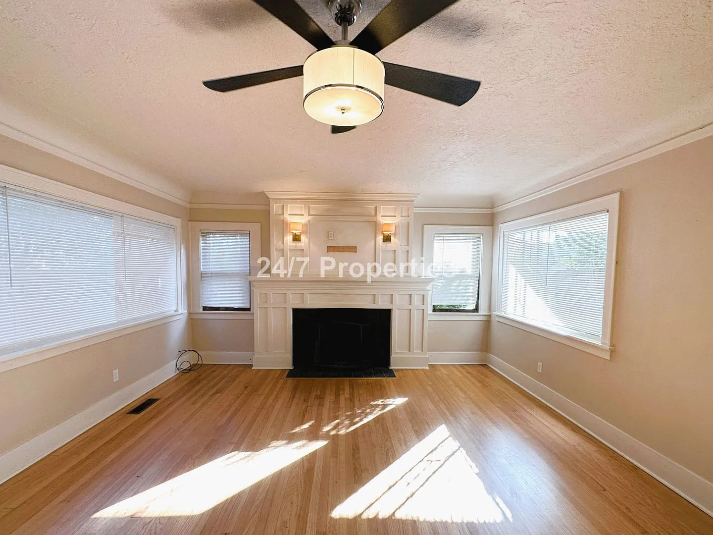 Spacious 3 BD | 1 BA Home w/ Garage - N. Lombard — Photo 3