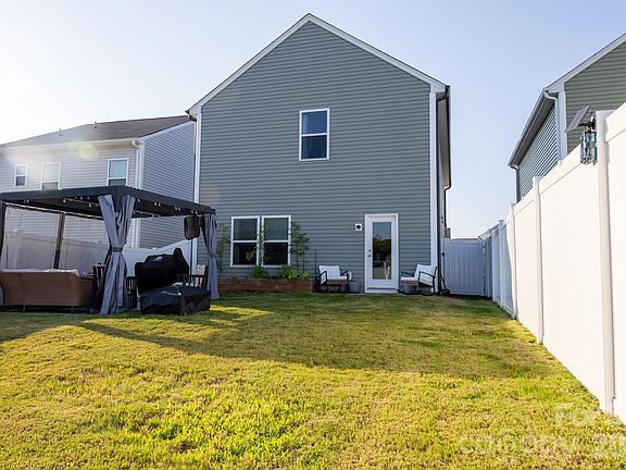 2nd image of 556 Willamette Dr