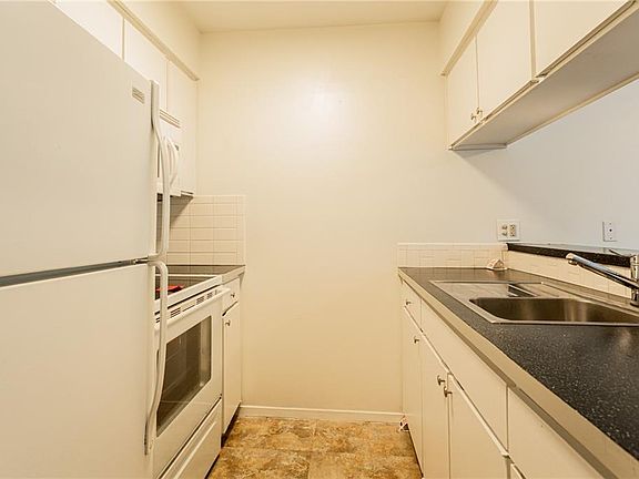 4th image of 900 E 13th St APT 109