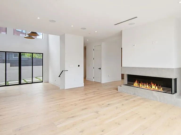 1030 Centinela — Photo 9