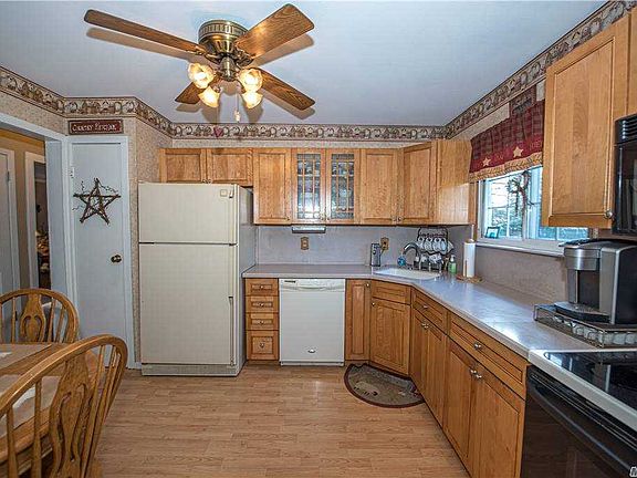 5th image of 22 Curlin Ln