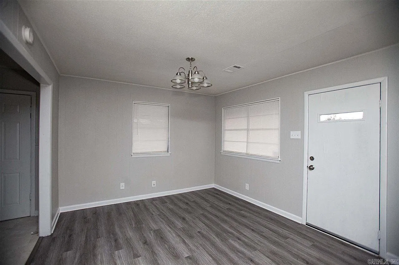 3 bed, 1.0 bath, 1086 sqft, $975 — Photo 2