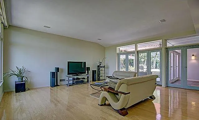 310 S Thurston Ave — Photo 3