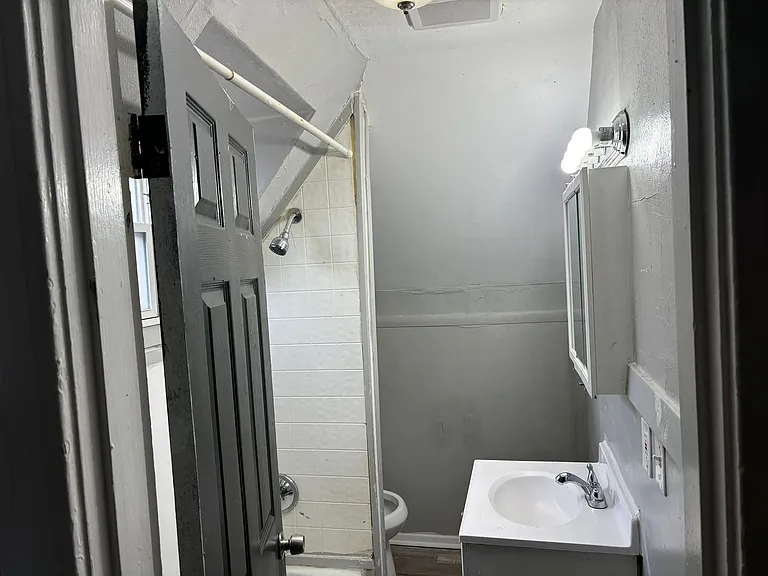 2427 Switzer Ave — Photo 8