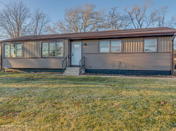 2304 Sunset Ln, Lindenhurst, IL 60046