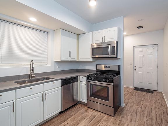 5th image of 2326 N Rockwell St #1