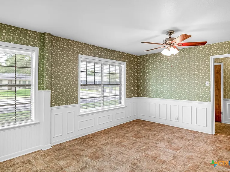 608 Rosewood Dr — Photo 5