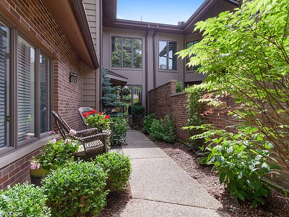 2nd image of 1439 Fox Ln